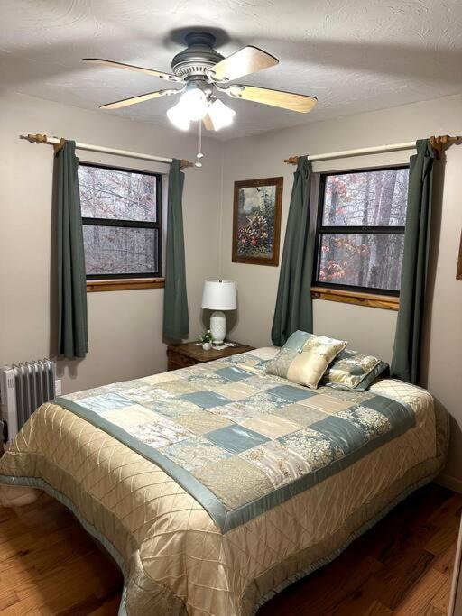 Private Cozy Cabin In The Woods With Great View ميرفي المظهر الخارجي الصورة
